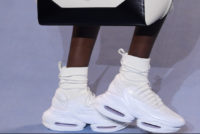 https://vogue.com.tr/trend/sezonun-one-cikan-beyaz-sneakerlari